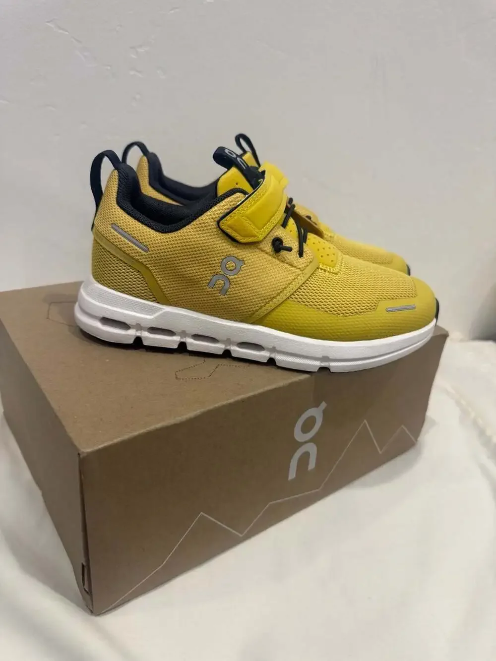 On Cloud Play Kids Mustard White Sneakers Size 13K